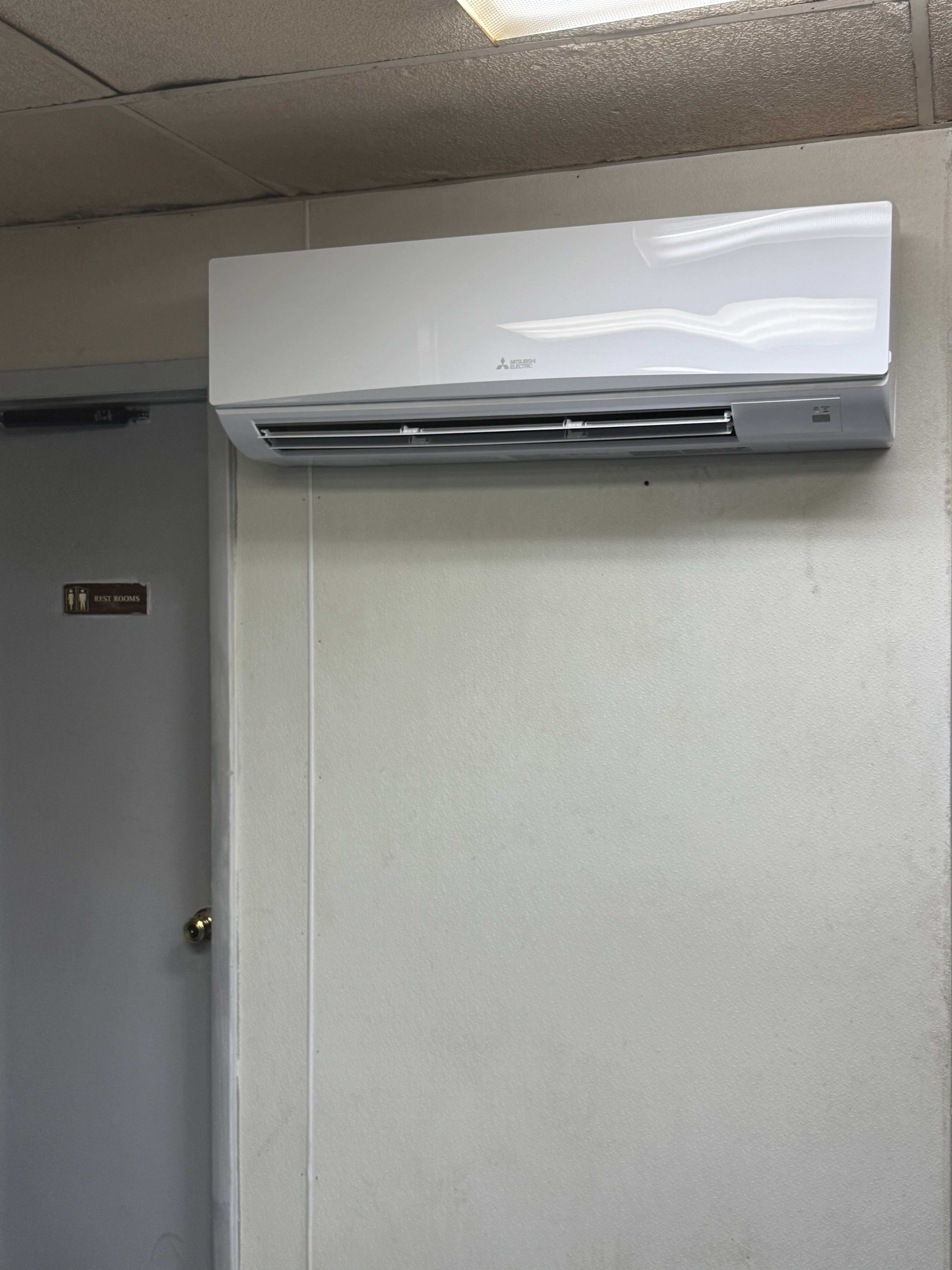 Mitsubishi Electric ductless wall unit inside Dirko's Pizza in Mount Vernon, Ohio